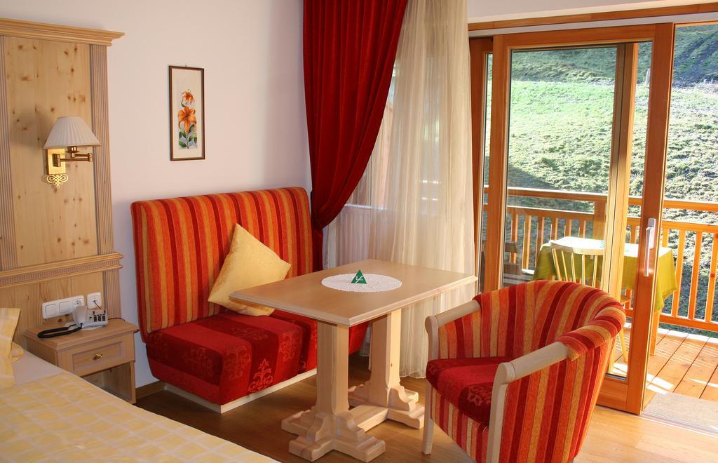 Hotel Schoene Aussicht Kartitsch Exterior photo