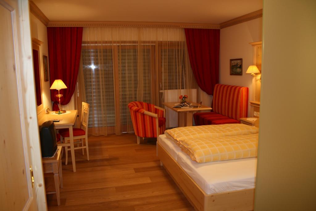 Hotel Schoene Aussicht Kartitsch Exterior photo